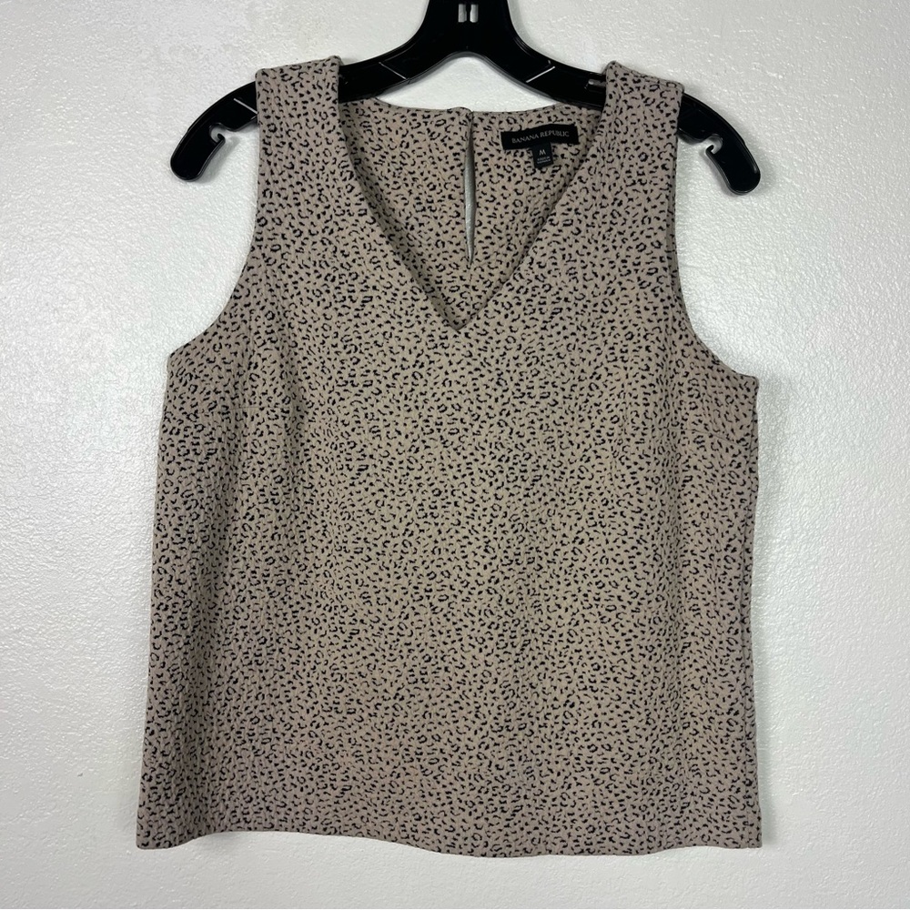 Banana Republic Leopard Print Jacquard weave sleeveless v-neck shell medium